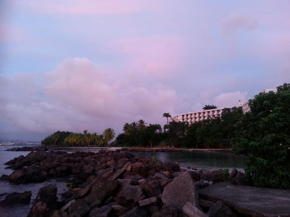 Bucht im Hintergrund die Hotelrouine Hotel La Pagerie Trois Ilets