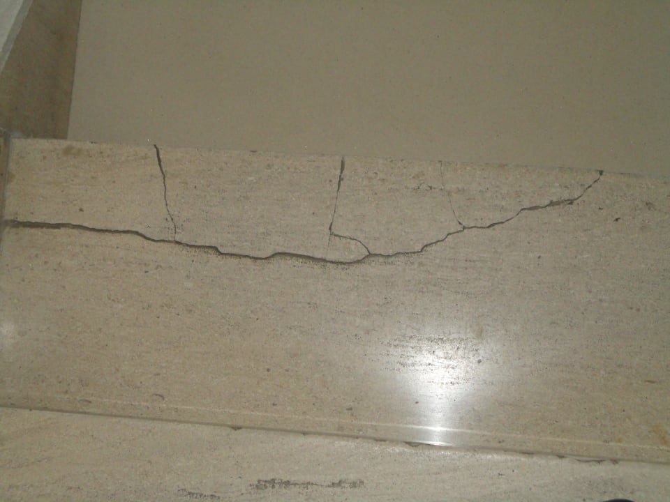 Im Treppenhaus wurde eine Treppenstufe geflickt GF FANABE