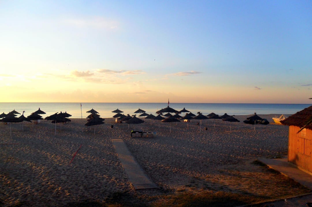 Strans in Moegendämmerung (rechts Strandbar) Omar Khayam Resort & Aquapark