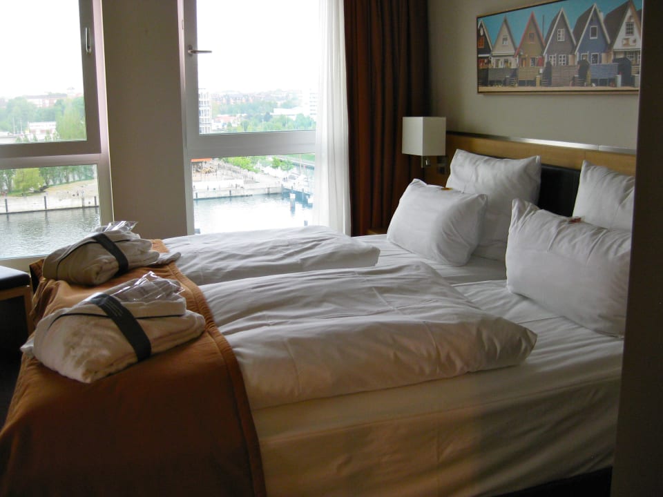 Schlafzimmer mit Ausblick ATLANTIC Hotel Kiel