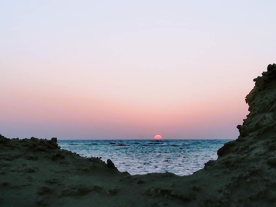 Sonnenaufgang am Strand Pensée Royal Garden Beach Resort