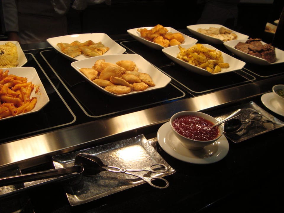 Büffetrestaurant - große Auswahl Hotel Danat Jebel Dhanna Resort