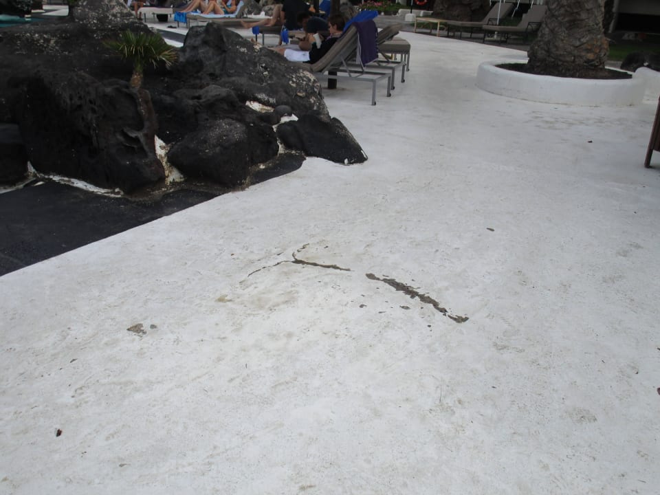 Abgenutzte Beschichtung am Poolbereich Paradisus by Meliá Salinas Lanzarote