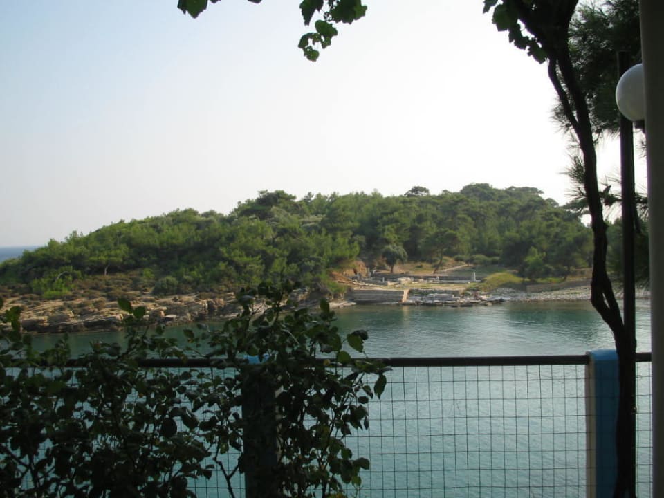 Blick von der Terrasse an der archäologischen Stät Gorgona Rooms