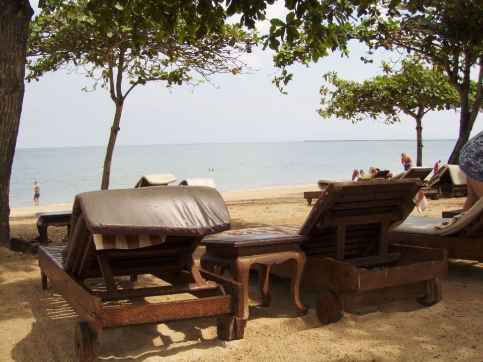 Liegenstühle beim Keraton Strand Hotel Keraton Jimbaran Resort