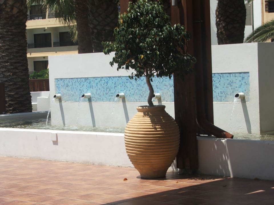 Główne wejście do holu w budynku głównym Sol Cosmopolitan Rhodes