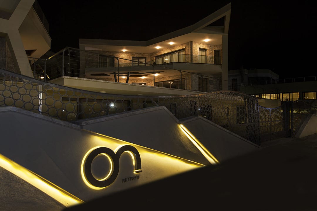 Entrance RetrON Residence