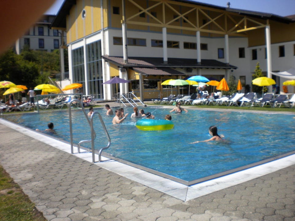 Pool mit Blick auf das Hallenbad Aldiana Club Ampflwang