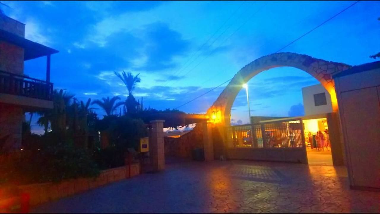 Eingang zum Hotel am Abend Cactus Beach