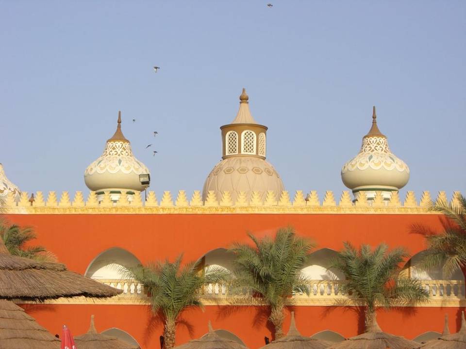 Blick auf Türme Pickalbatros Alf Leila Wa Leila Resort - Neverland Hurghada