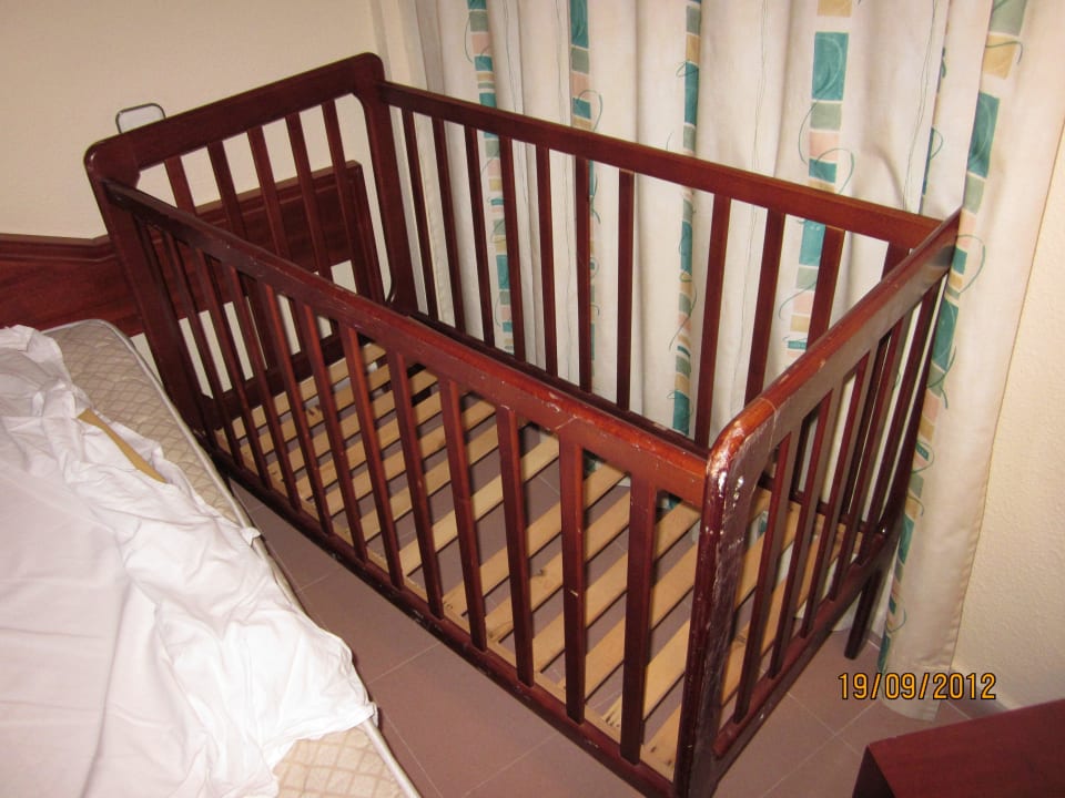 Kaputtes Babybett Insotel Club Cala Mandia