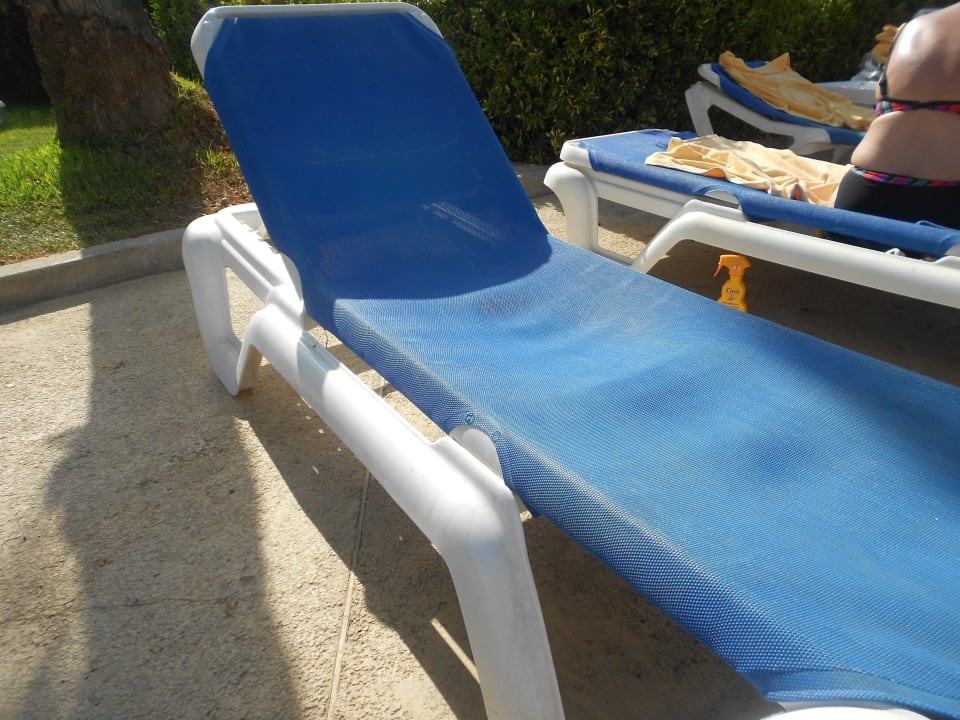 Kaputte Liegestühle überall Hotel Exagon Park