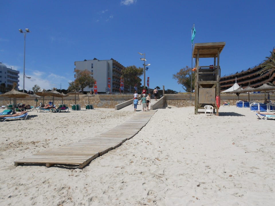 Der Strand vorm Hotel, das Borneo im Hintergrund allsun Hotel Borneo - Adults only