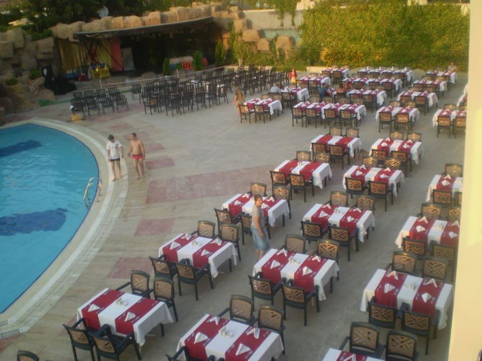 Abendessen am Pool Timo Deluxe Resort