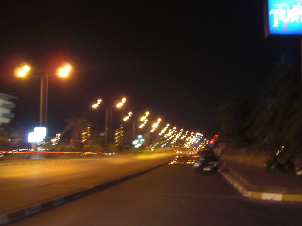 Straße vorm Hotel Club Turtas Beach Hotel