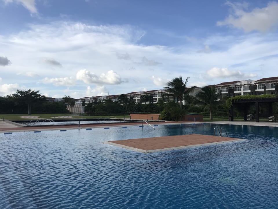 Pool MAREAZUL Family Beach Condohotel