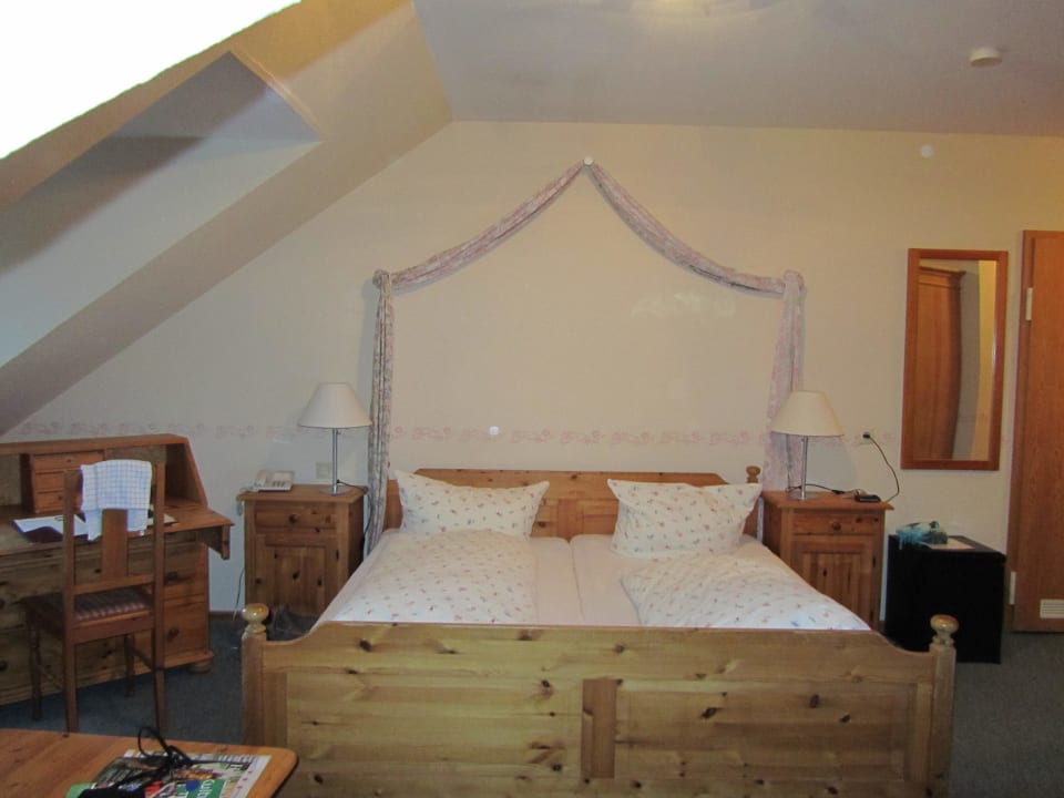 Ein bild von zimmer Genießer Hotel Historischer Krug