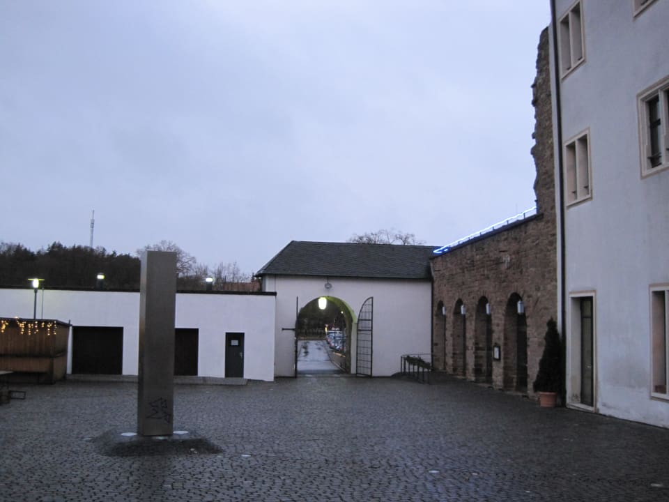 Der Burghof Burg-Jugendherberge Altleiningen