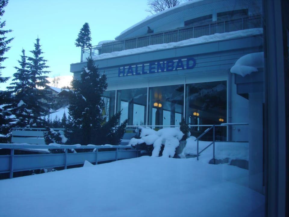 Blick vom Verbindungsgang zum Aquawell-Bereich Parkhotel Schoenegg