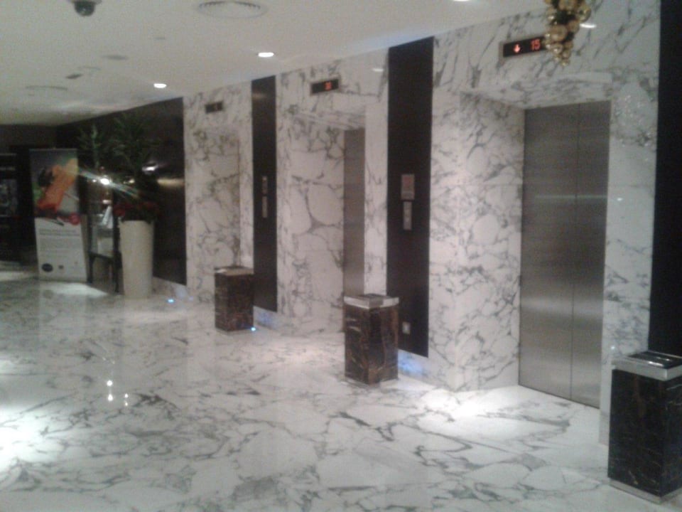 Eingangsbereich Fahrstühle Grand Millennium Al Wahda Abu Dhabi