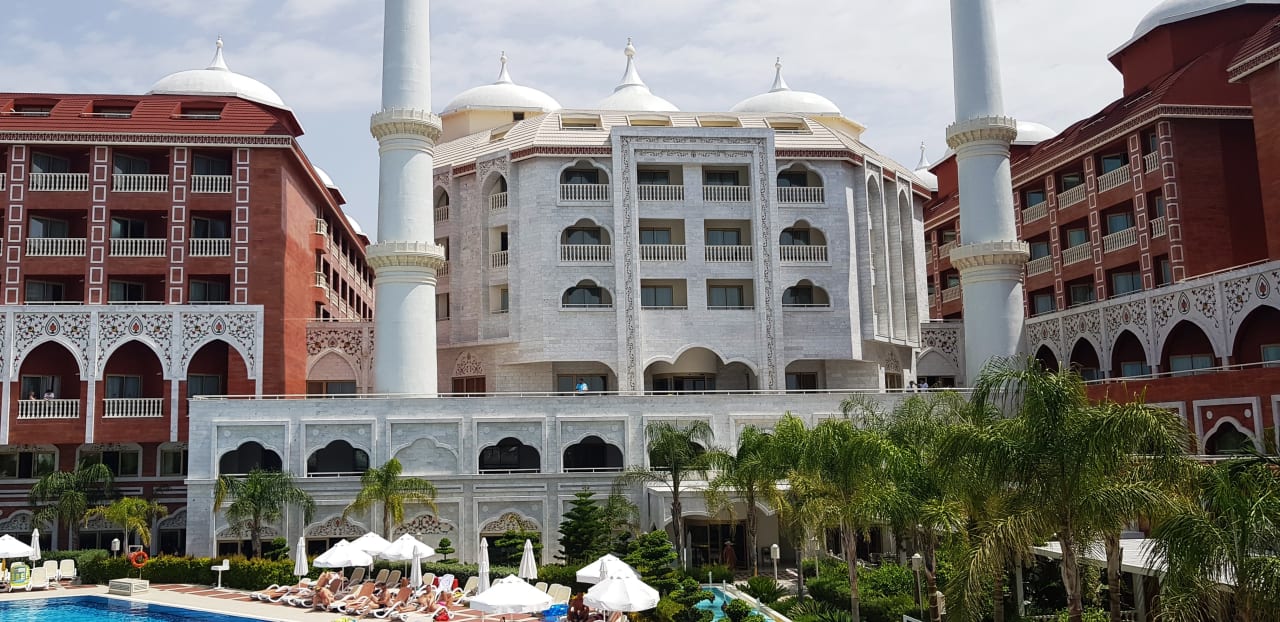 Zum Haupthaus hin Royal Taj Mahal Hotel