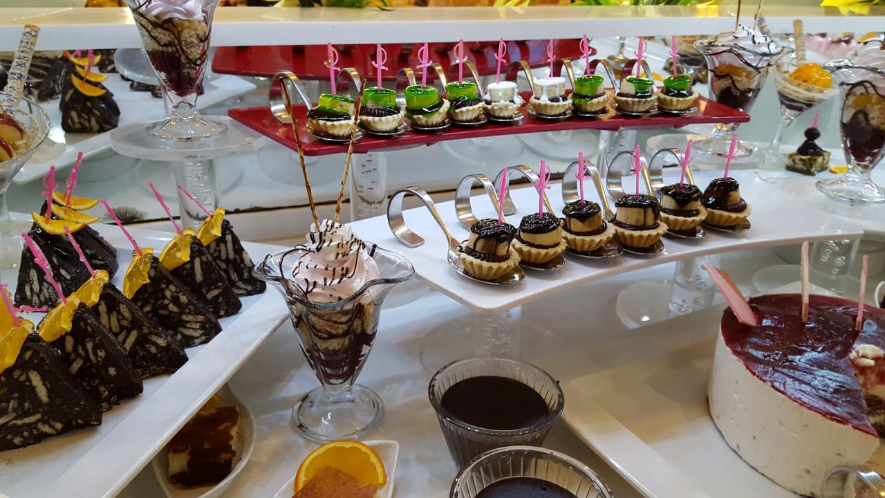Buffet. Große Auswahl und schöne Dekoration. Salmakis Resort & Spa
