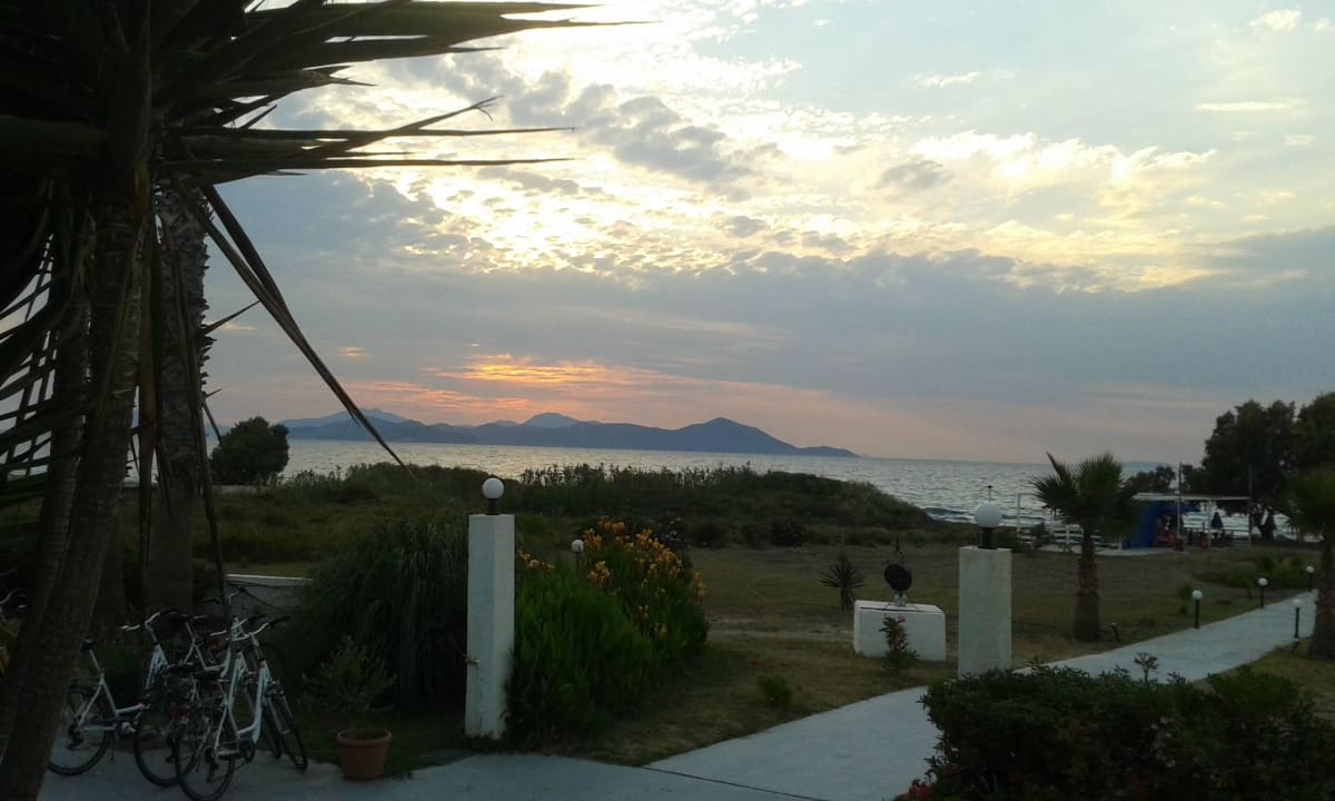 Von der Terrasse aus vor dem Hotel Costa Angela Seaside Resort