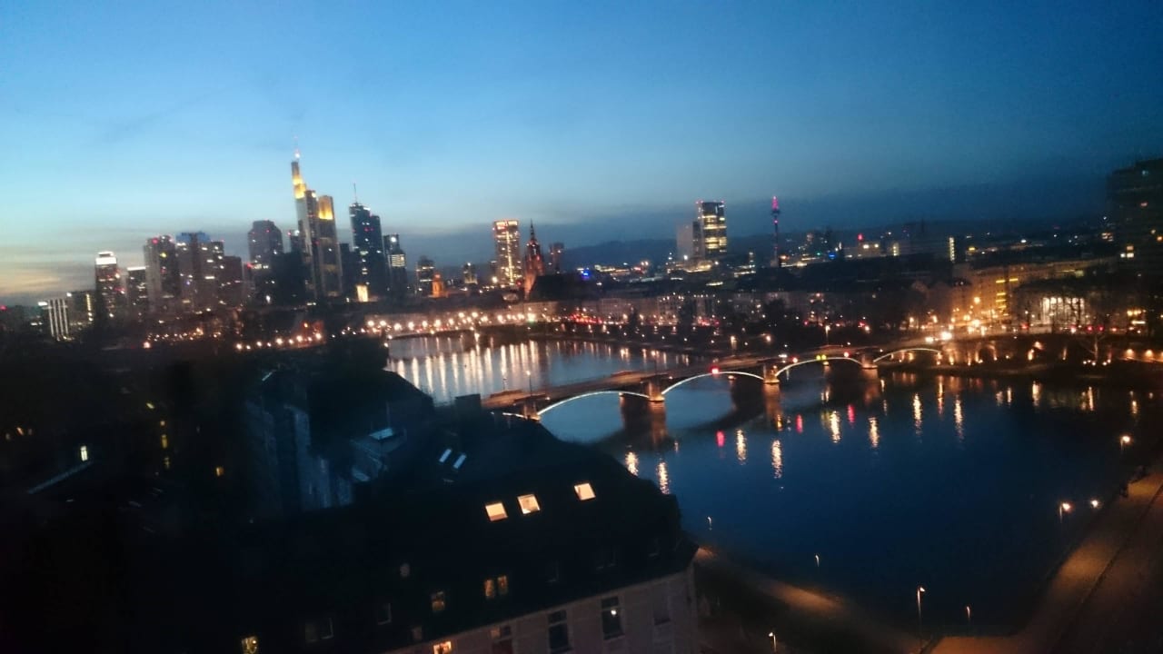 Blick auf die Skyline bei  Nacht aus dem Zimmer Lindner Hotel Frankfurt Main Plaza, part of JdV by Hyatt