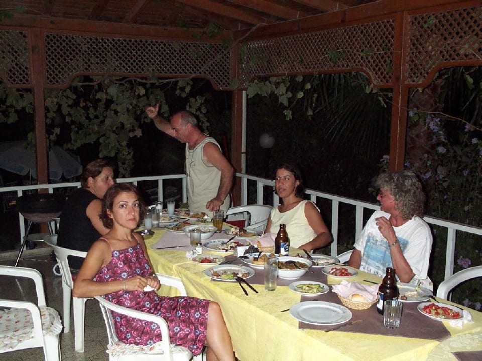 Essen im Familienkreis, zu dem wir uns sehr schnell fühlten. Hotel Malibu