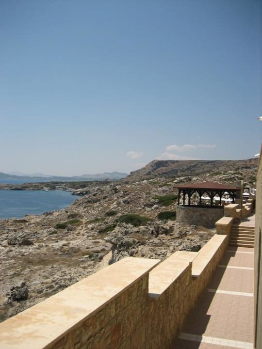 Unterhalb der Poolanlage Hotel Kalithea Horizon Royal