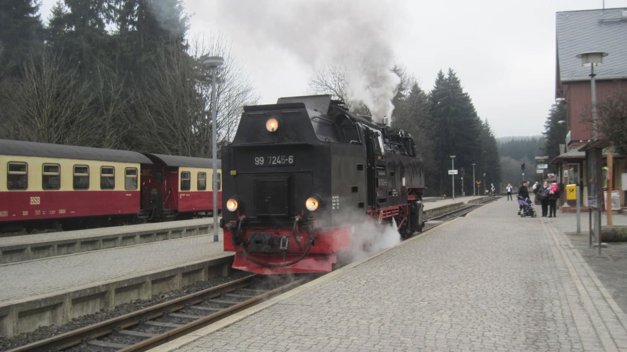 HSB Bahnhof mit Dampflok Hotel Der Kräuterhof