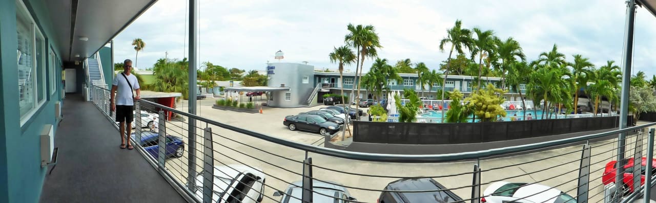 Panoramablick Parkplatz und Pool Motel Blue Marlin