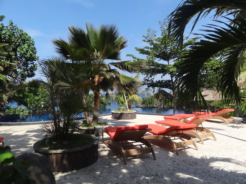 Pool mit Blick aufs Meer Alam Batu Beach Bungalow Resort