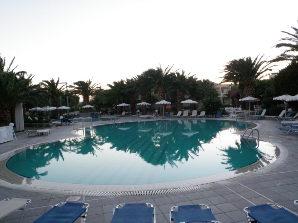 Basen w innej części hotelu Akti Beach Club