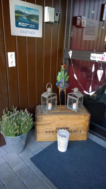 Eingang Dahoam by Sarina - Hotel & Suites