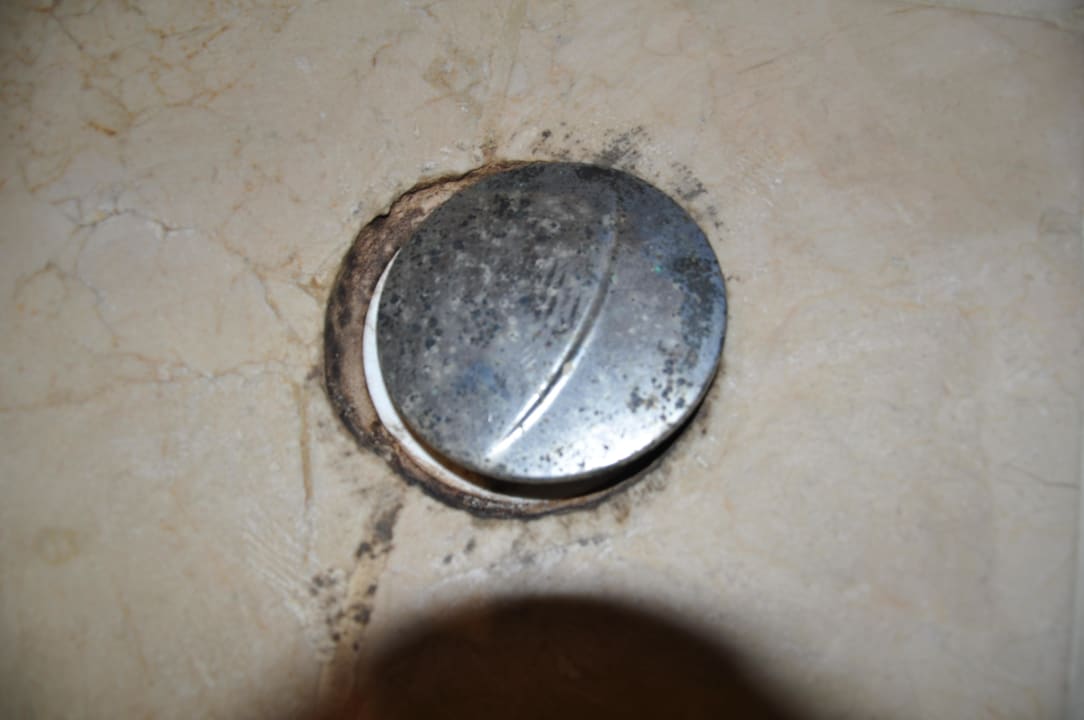 Verrosteter dreckiger Abfluss  Hotel Coronado Thalasso & Spa