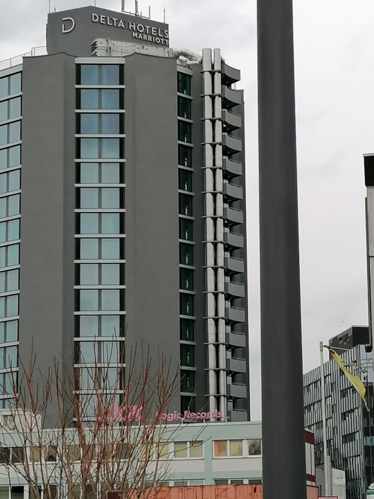 das-hotel-hat-einen-runde-delta-hotels-by-marriott-frankfurt