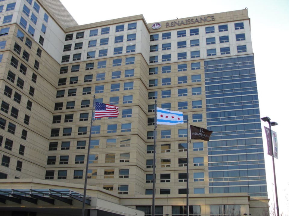 Vor dem Hotel Renaissance Chicago O'Hare Hotel