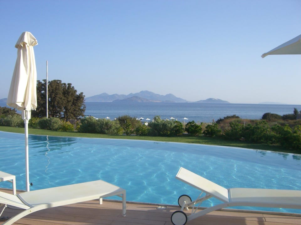 Pool mit Ausblick auf das Meer und die Berge Atlantica Belvedere Resort