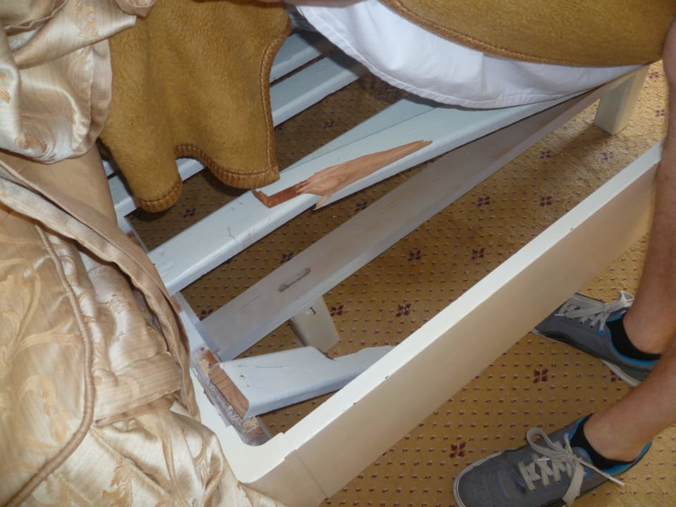 Das war im zweiten ZImmer, DISMISSED Hotel Amir Palace