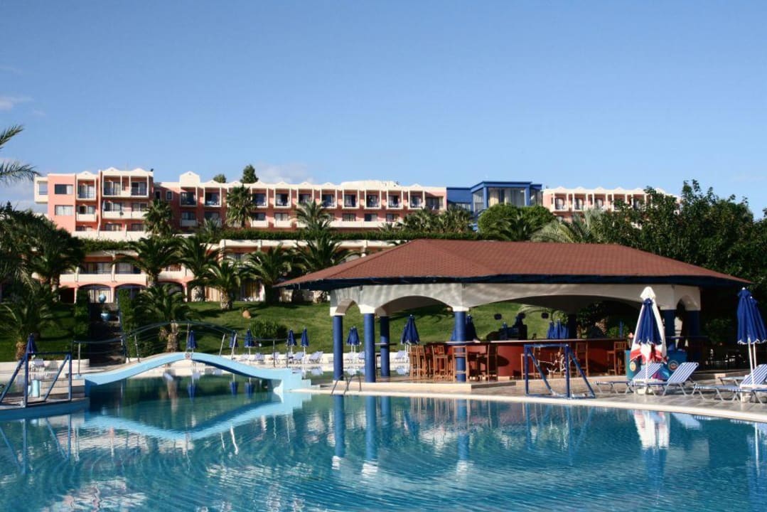 Blick auf die Hotelanlage mit Pool Kresten Palace Hotel