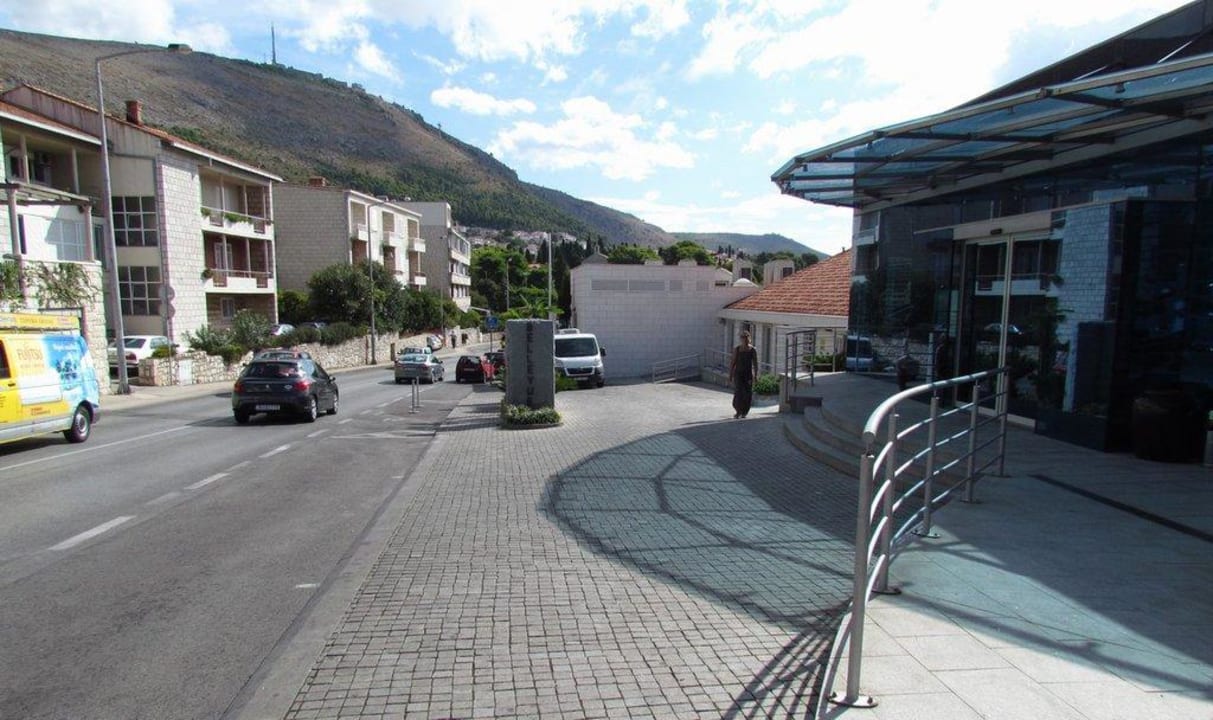 Entrance Hotel Bellevue