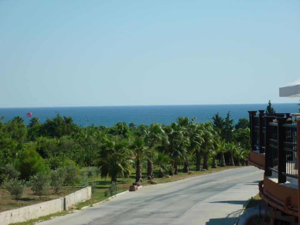Weg zum Strand Club Grand Aqua