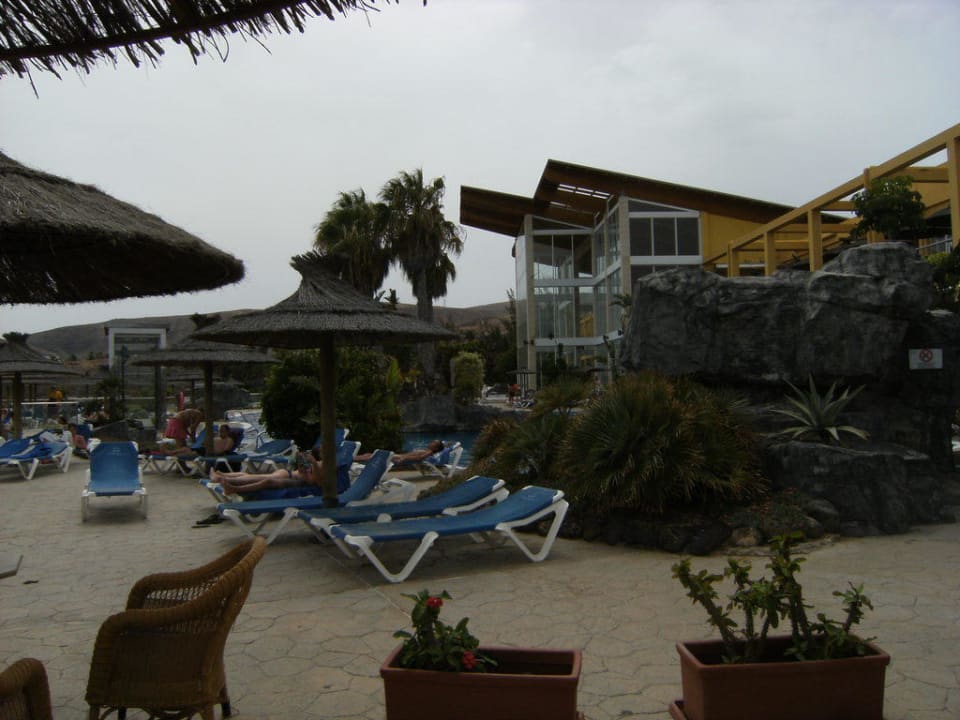 Poolbereich mit festen Sonnenschutz AluaVillage Fuerteventura
