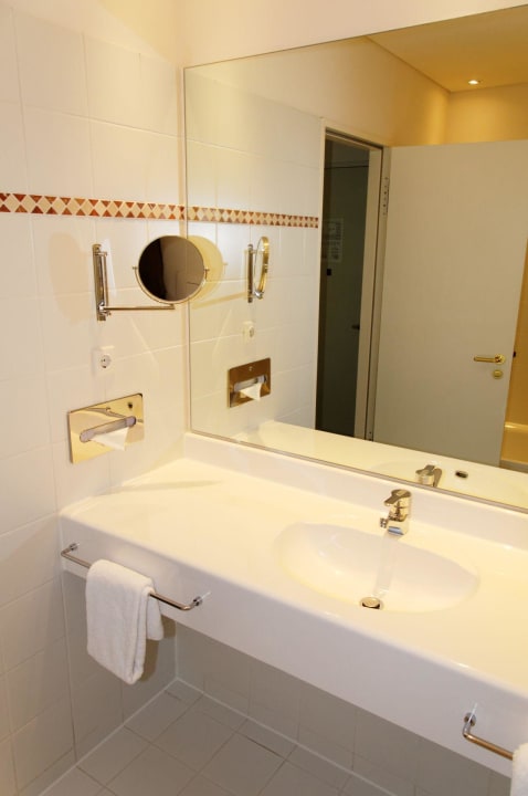 Schönes Bad mit großer Ablage Hotel Elbflorenz Dresden