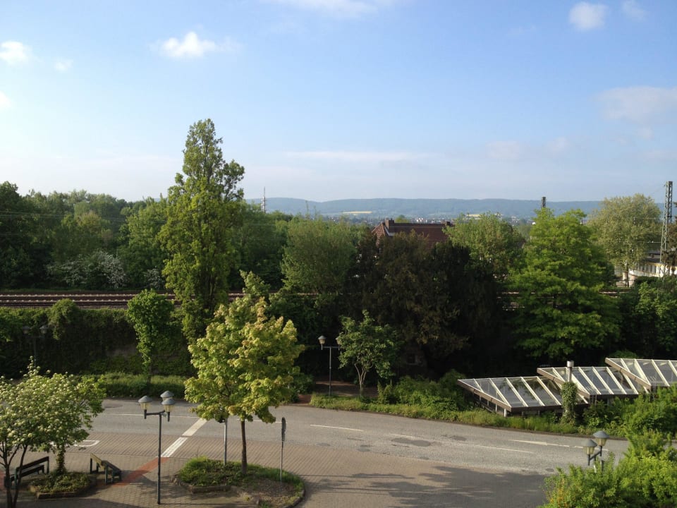 Aus dem Zimmer mit Bahnlinie Mercure Hotel Bad Oeynhausen City