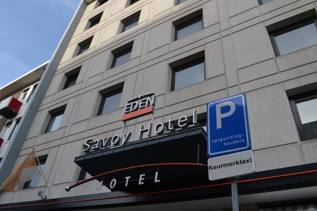 Blick von außen auf die Fassade Savoy Hotel Rotterdam