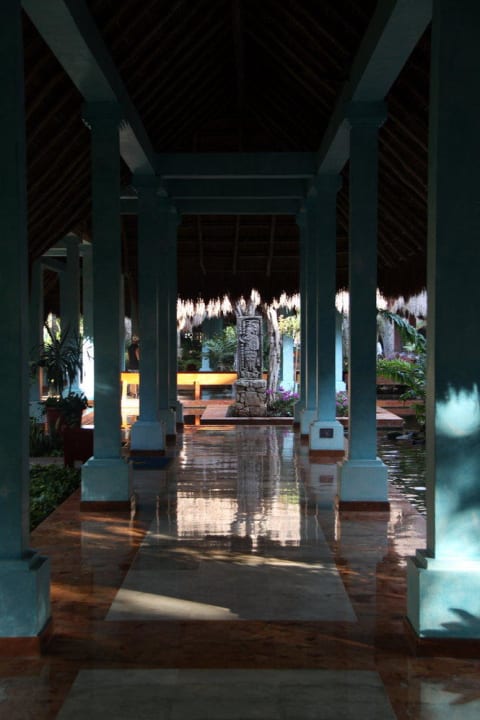 Gang zum Restaurant Iberostar Waves Tucan