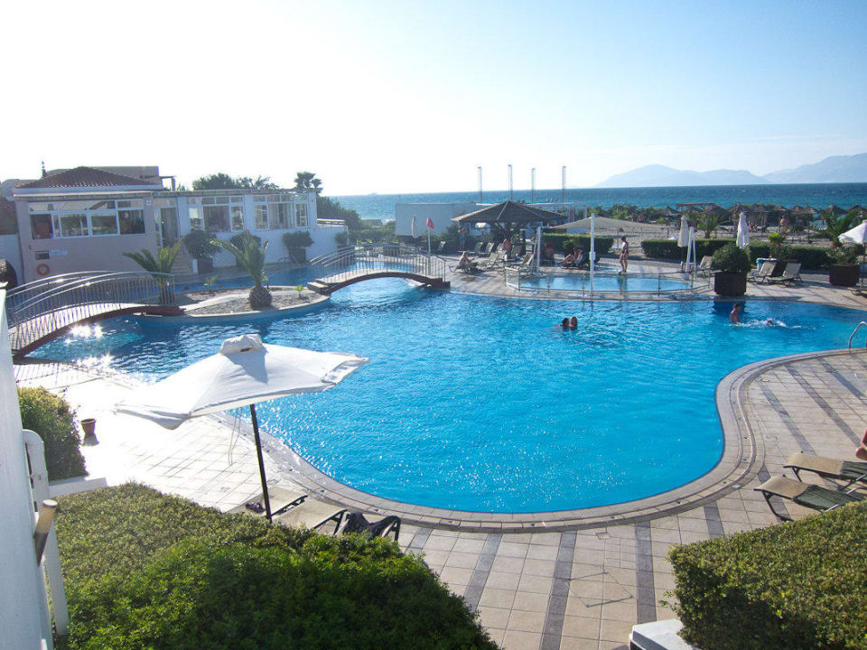 Unterer Pool vor dem Meer Atlantica Marmari Palace
