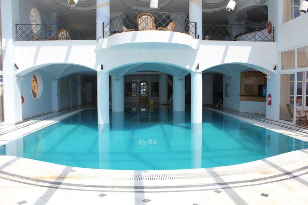 Blick ins Hallenbad Mitsis Summer Palace